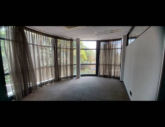 403M² OFFICE TO LET IN SANDHURST